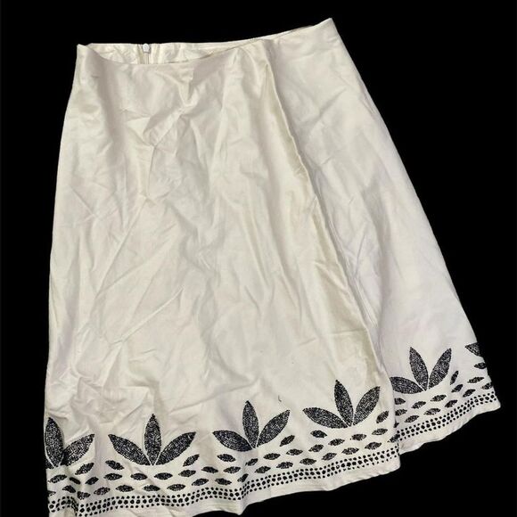 CUTE women White House Black Market Flare Skirt SIZE 6
Good condition approximat - Picture 2 of 3